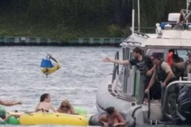 Gió to thổi hàng trăm bợm nhậu Mỹ dạt sang lãnh thổ Canada