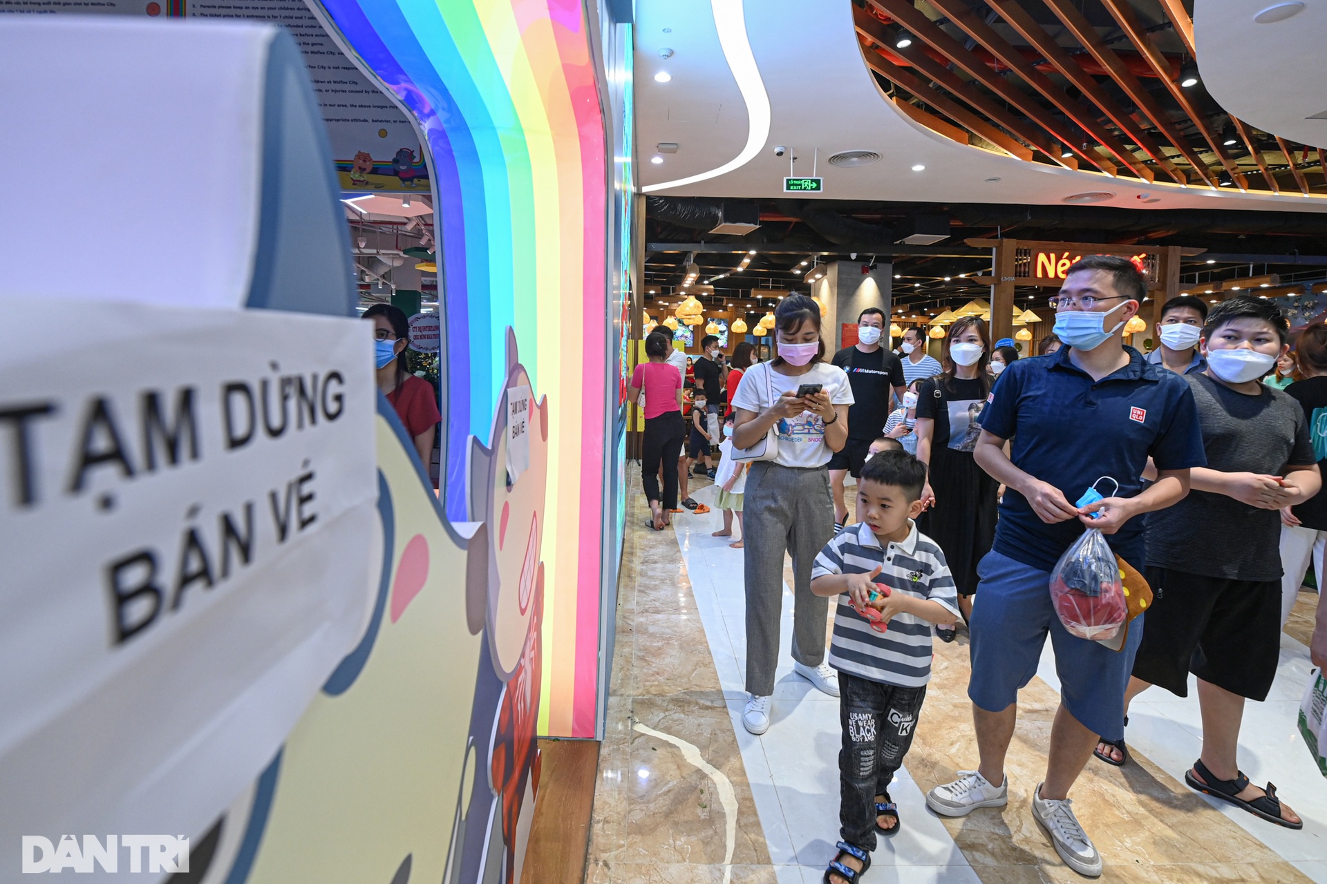 Công viên, hàng quán ở Hà Nội chật kín khách ngày đầu kỳ nghỉ lễ - 11