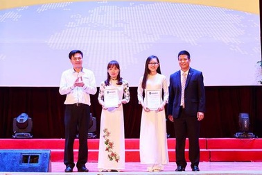 Khoa Quốc tế - ĐHQGHN trao học bổng cho các tân SV, SV xuất sắc