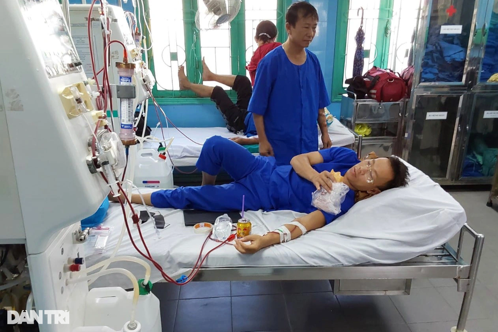 Bố suy thận, mẹ bỏ đi, cậu học trò nghèo sống lay lắt - 2 Bố suy thận, mẹ bỏ đi, cậu học trò nghèo sống lay lắt - 2
