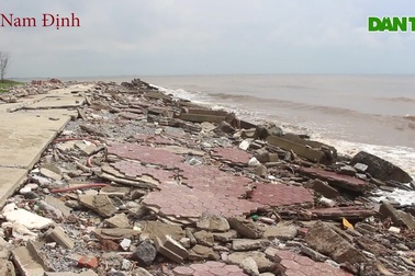 Kè bảo vệ khu du lịch vỡ tan tác