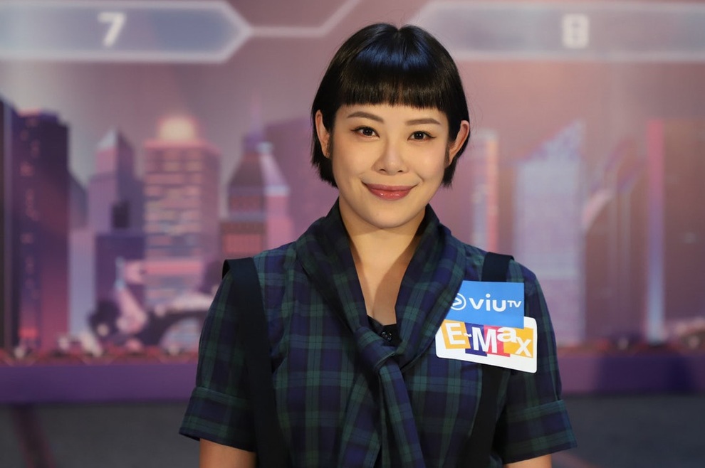 Showbiz Hồng Kông suy thoái, nghệ sĩ làm phụ hồ, bảo vệ, bồi bàn kiếm sống - 1 Showbiz Hồng Kông suy thoái, nghệ sĩ làm phụ hồ, bảo vệ, bồi bàn kiếm sống - 1