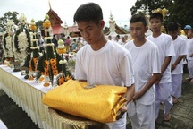 Đội bóng nhí Thái Lan bắt đầu nghi lễ đi tu sau khi được giải cứu