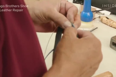 Quá trình sửa chữa một chiếc túi Hermès Birkin cũ trị giá 10.000 USD