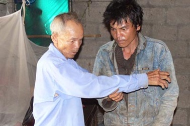 Ra ngõ gặp người... tâm thần