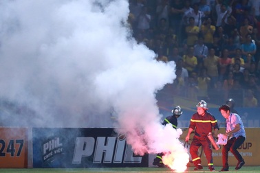 HLV CLB Nam Định nói gì sau sự cố pháo sáng tại Hàng Đẫy?