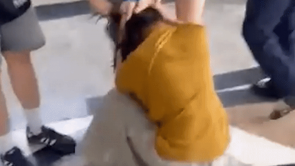 Người đàn ông hành hung, nắm tóc một phụ nữ kéo lê trên sàn nhà - 1