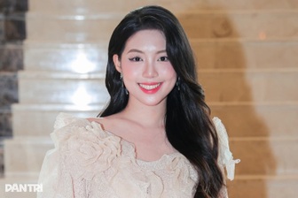 Á hậu Châu Anh trở lại thảm đỏ đầy quyến rũ sau khi được thăng hàm Trung úy