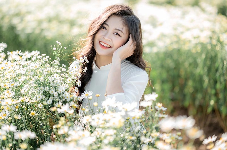 Cựu nữ sinh Ngoại thương đẹp dịu dàng bên cúc họa mi đầu mùa - 2 Cựu nữ sinh Ngoại thương đẹp dịu dàng bên cúc họa mi đầu mùa - 2