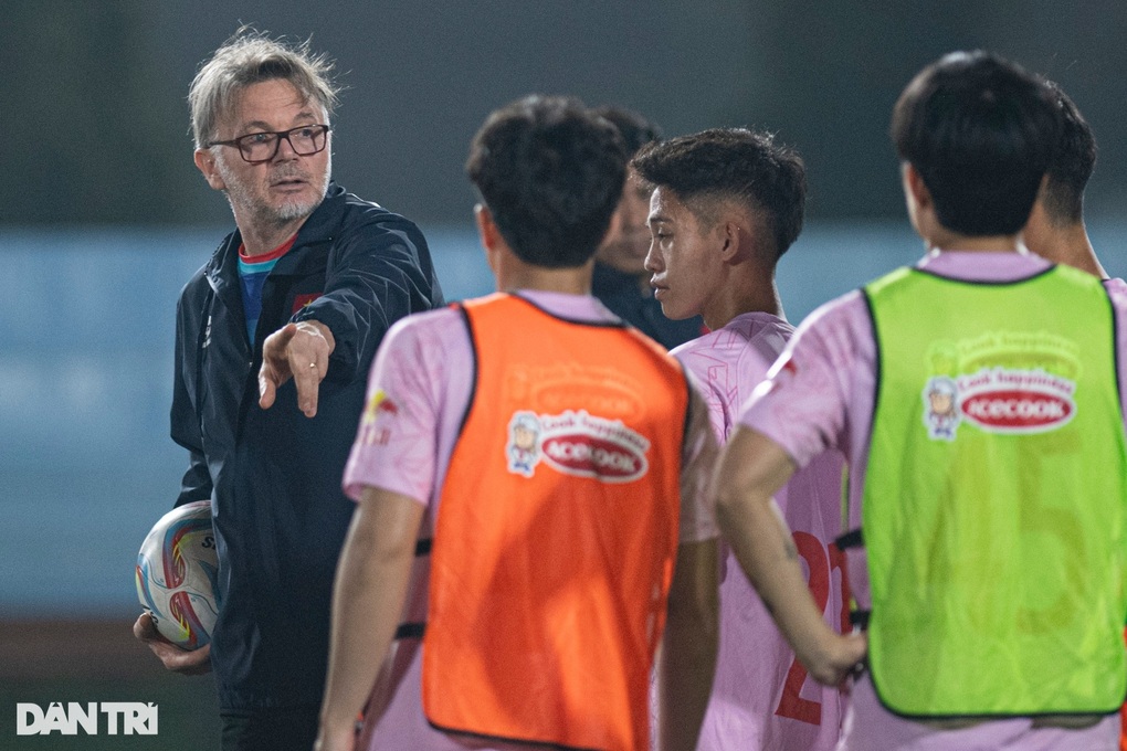 HLV Troussier loại 5 cầu thủ Việt Nam trước trận gặp Indonesia - 2