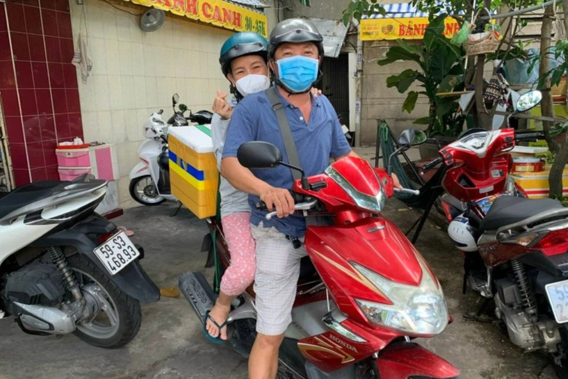 Thầy giáo 4 năm cõng vợ chạy thận: Dù thế nào ba cũng không buông mẹ ra - 3 Thầy giáo 4 năm cõng vợ chạy thận: Dù thế nào ba cũng không buông mẹ ra - 3
