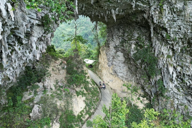 Khám phá những bí ẩn sau cánh cửa đá của Hang Thủng Hà Giang