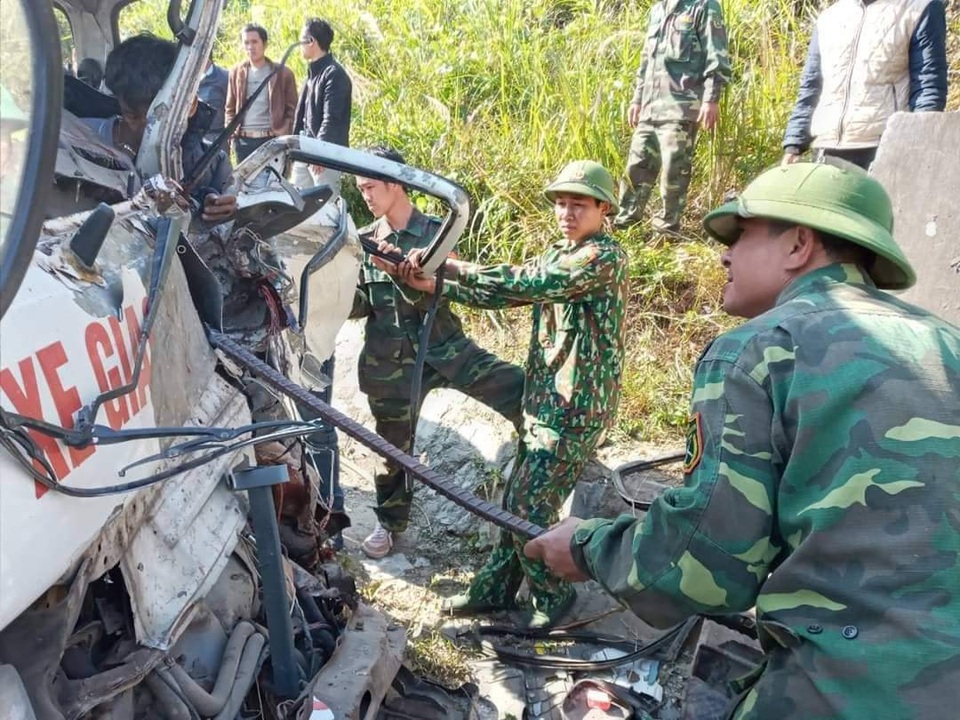 Một người đã nhảy xuống chèn nhưng xe chở đoàn người khuyết tật vẫn đâm vách núi - 6 Một người đã nhảy xuống chèn nhưng xe chở đoàn người khuyết tật vẫn đâm vách núi - 6