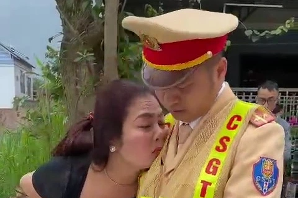 Khởi tố, bắt tạm giam người phụ nữ đòi hôn CSGT đến chết - 2 Khởi tố, bắt tạm giam người phụ nữ đòi hôn CSGT đến chết - 2