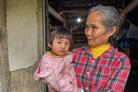 “Bà ơi, trời lại mưa rồi... Con muốn được nằm xuống ngủ”