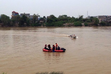 Người đàn ông dựng xe bên thành cầu rồi nhảy sông tự vẫn