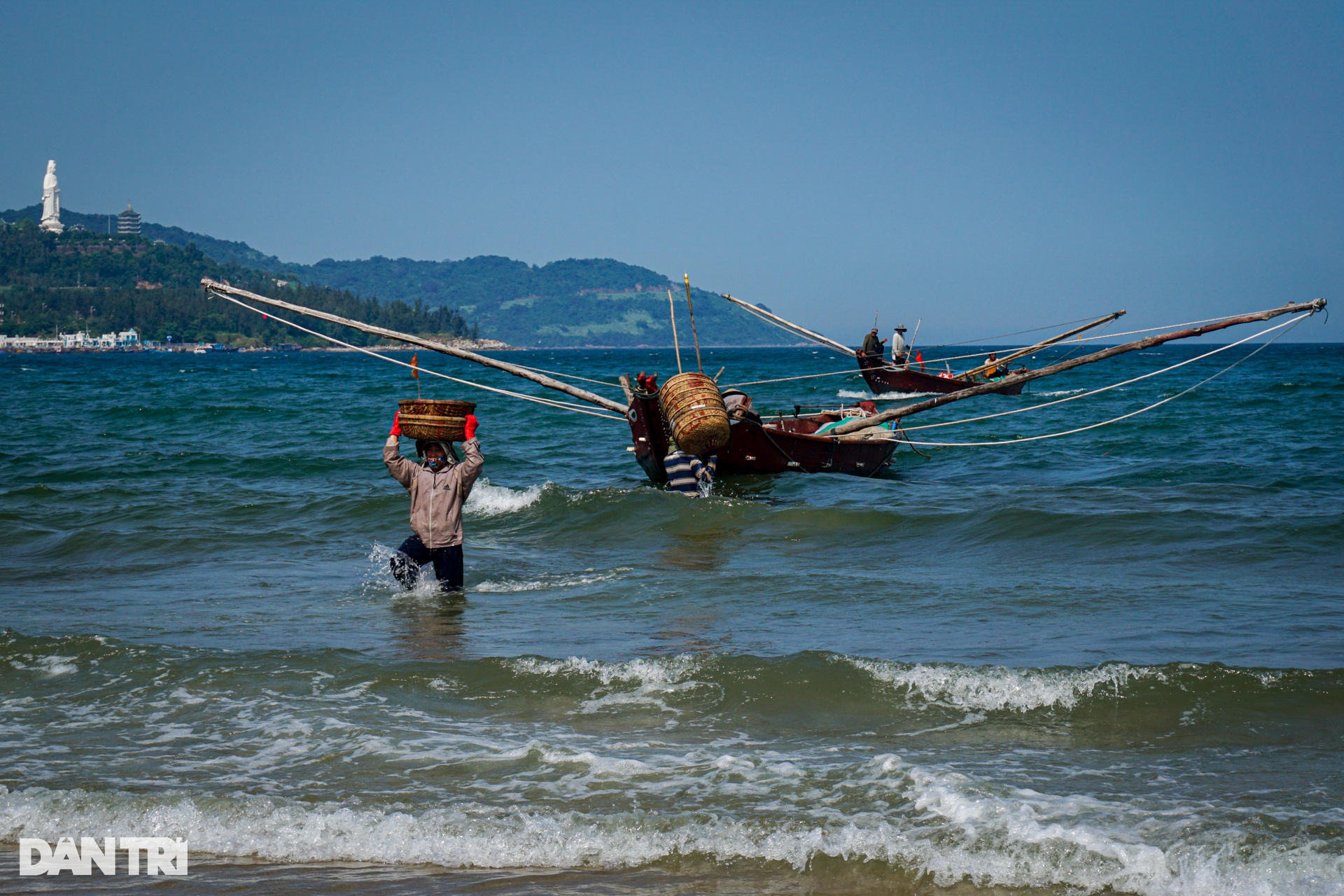 Ngư dân xoay vòng trên biển, rẽ sóng, hóng con bé tí teo - 9 Ngư dân xoay vòng trên biển, rẽ sóng, hóng con bé tí teo - 9