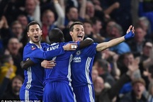 Kante lập công, Chelsea hạ 10 người của MU