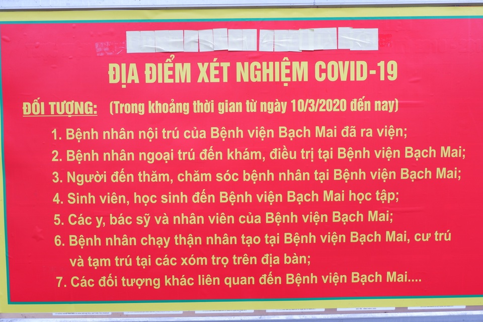 Hàng trăm người dân “đội mưa” chờ xét nghiệm Covid-19 trong ngày Giỗ Tổ - 5 Hàng trăm người dân “đội mưa” chờ xét nghiệm Covid-19 trong ngày Giỗ Tổ - 5