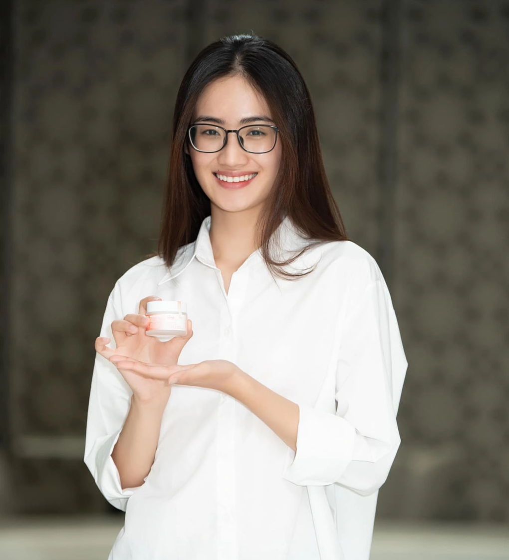 Nhan sắc đời thường Hoa hậu Ý Nhi: Được ví như Đông Nhi, ảnh cấp 3 gây sốt - 8 Nhan sắc đời thường Hoa hậu Ý Nhi: Được ví như Đông Nhi, ảnh cấp 3 gây sốt - 8
