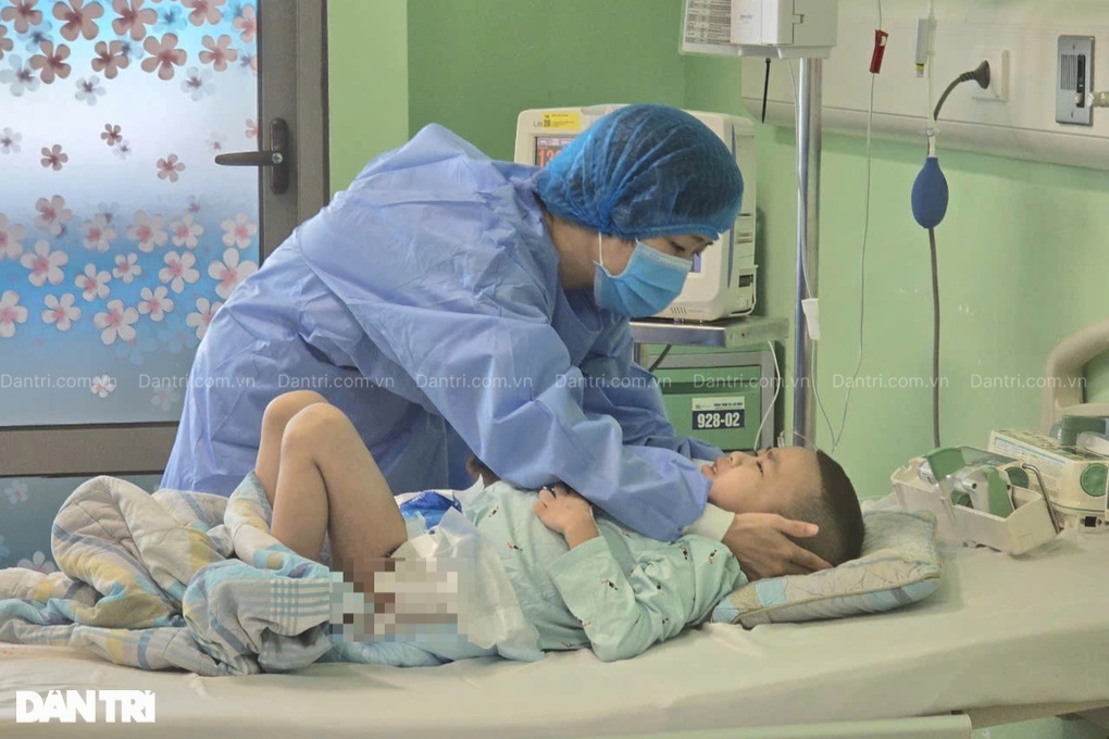 Mẹ đơn thân bế tắc trước 800 triệu đồng cho ca phẫu thuật ghép thận cứu con - 3 Mẹ đơn thân bế tắc trước 800 triệu đồng cho ca phẫu thuật ghép thận cứu con - 3