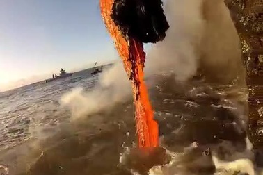 Khi dung nham "gặp" đại dương