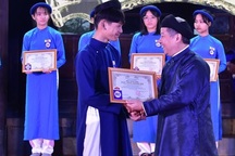 367 học sinh danh dự toàn trường mặc áo dài ngũ thân lên nhận thưởng