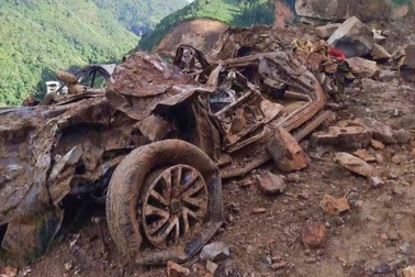 Vụ ô tô chở 3 người bị vùi lấp ở Lào Cai: Chưa tìm thấy nạn nhân cuối cùng