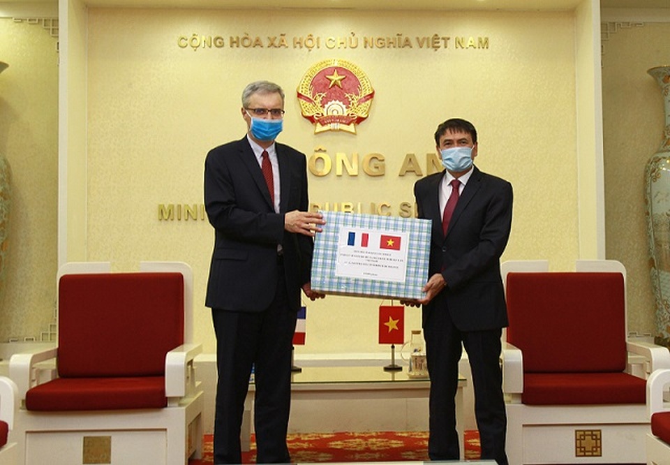 Bộ Công an trao tặng Bộ Nội vụ Pháp nhiều vật tư y tế phòng dịch Covid-19 - 1 Bộ Công an trao tặng Bộ Nội vụ Pháp nhiều vật tư y tế phòng dịch Covid-19 - 1