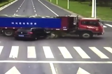 Xe SUV nát đầu vì vượt đèn đỏ tốc độ cao