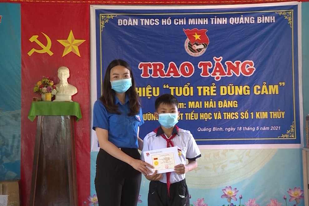 Tặng huy hiệu Tuổi trẻ dũng cảm cho học sinh lớp 6 cứu người đuối nước - 1 Tặng huy hiệu Tuổi trẻ dũng cảm cho học sinh lớp 6 cứu người đuối nước - 1