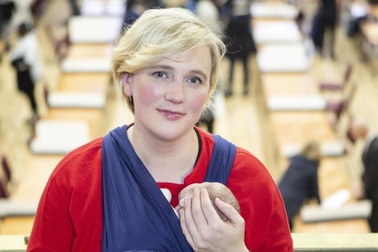 Nghị sĩ Anh bị phê bình vì mang con tới nghị trường