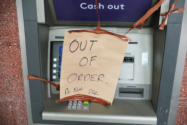 Nông dân Mỹ tát ao, tìm thấy nguyên... một cây ATM