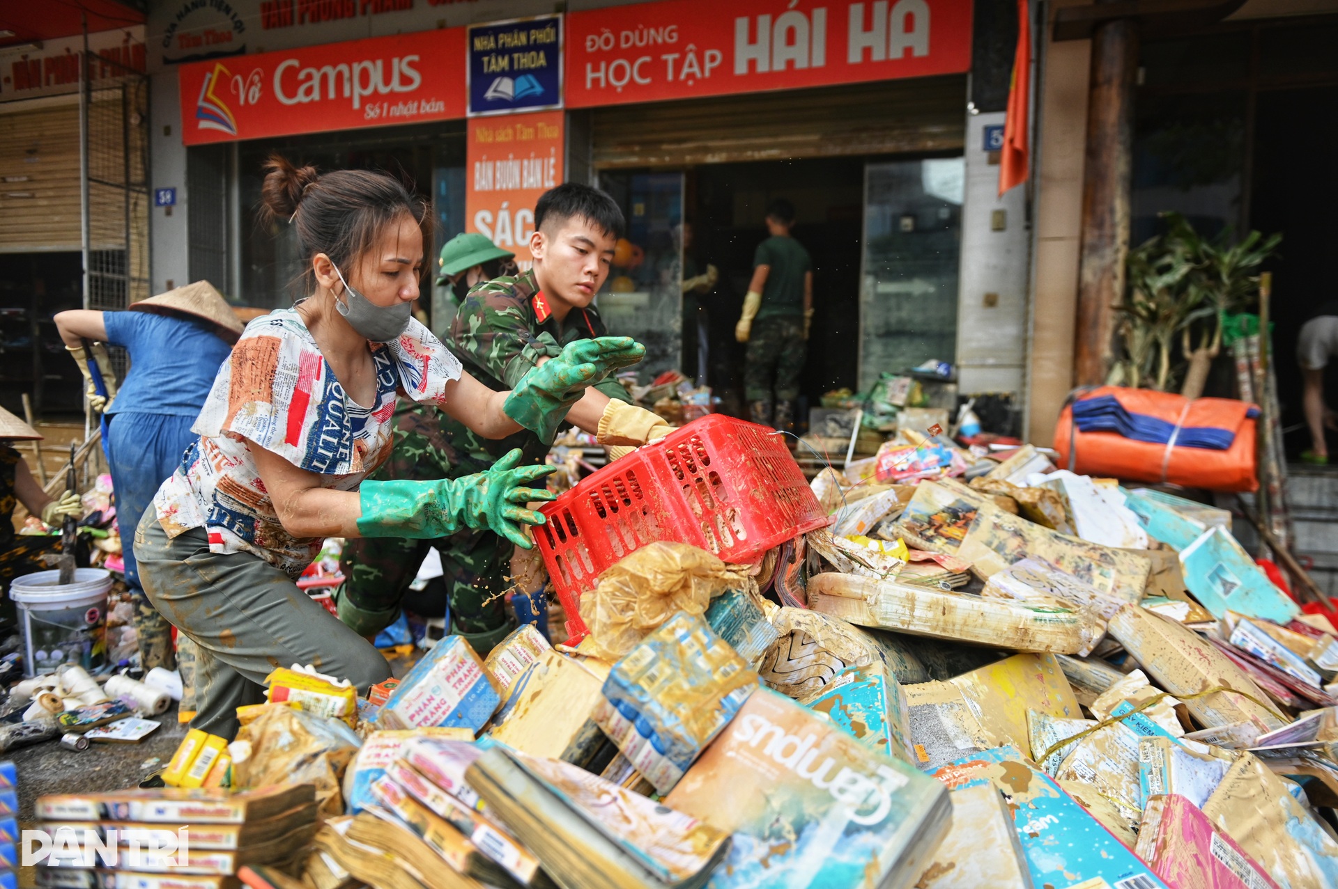 Trung tâm tỉnh Thái Nguyên thành bãi chiến trường sau lũ - 4 Trung tâm tỉnh Thái Nguyên thành bãi chiến trường sau lũ - 4