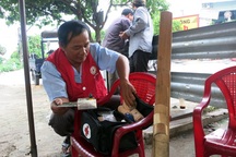 Đội cứu thương bằng… xe ôm, ba gác máy