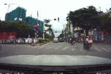 Clip học sinh đi xe đạp điện lạng lách gây chú ý trong tuần