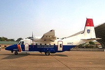 Hai máy bay tuần thám hải quân sẵn sàng tham gia tìm kiếm