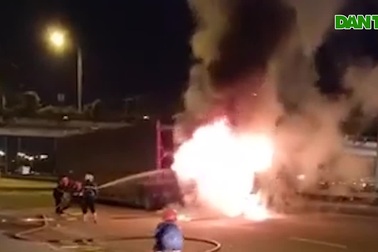 Xe đầu kéo lôi xe máy 2km khiến xe bốc cháy ngùn ngụt