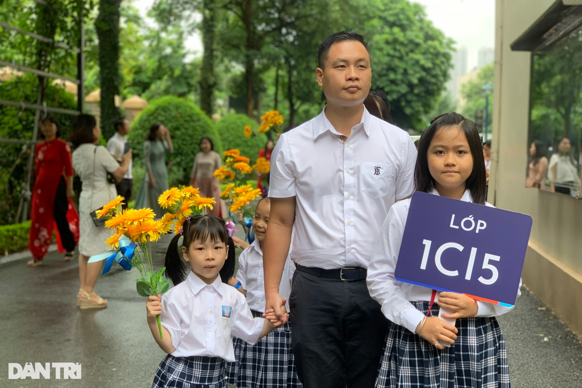 Hà Nội: Học sinh lớp 1 nắm chặt tay cha mẹ dự lễ khai giảng sớm - 2 Hà Nội: Học sinh lớp 1 nắm chặt tay cha mẹ dự lễ khai giảng sớm - 2