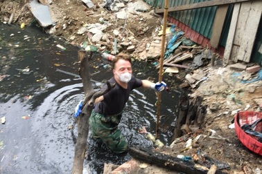 Kỳ lạ những ông Tây nhặt rác, dọn mương thối, "làm đẹp" Hà Nội