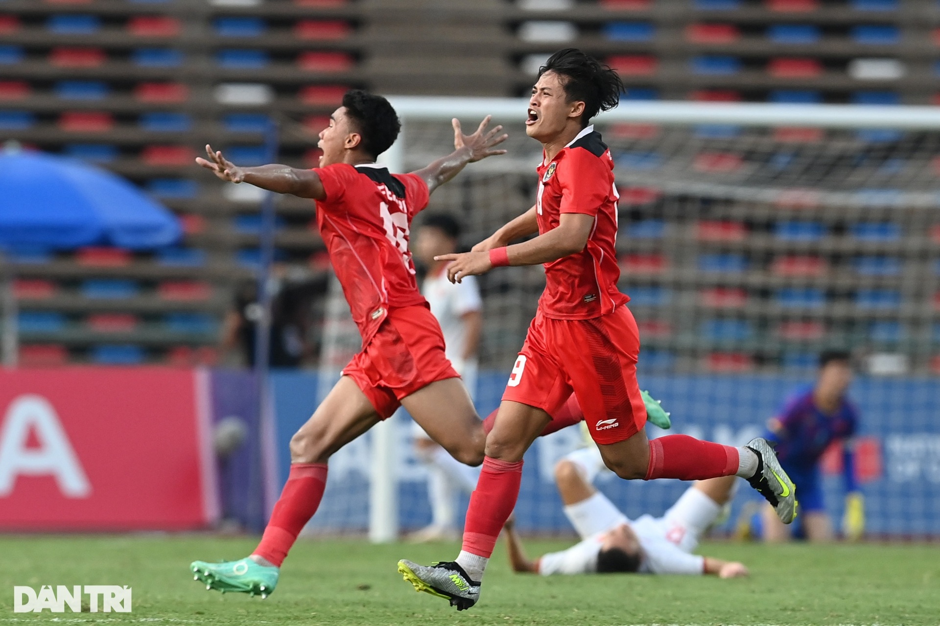 Tuyển thủ U22 Việt Nam bật khóc, thất vọng sau trận thua Indonesia - 2 Tuyển thủ U22 Việt Nam bật khóc, thất vọng sau trận thua Indonesia - 2