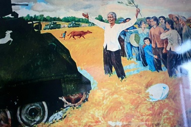 Người phụ nữ lấy thân mình chặn xe tăng, dùng đôi tay đẩy nòng súng lên cao