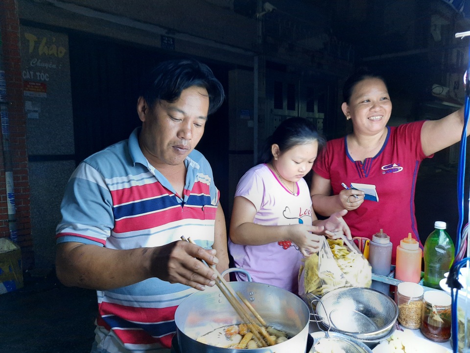 Bươn chải nghề bán cá viên chiên đêm ở Sài Gòn - 1 Bươn chải nghề bán cá viên chiên đêm ở Sài Gòn - 1