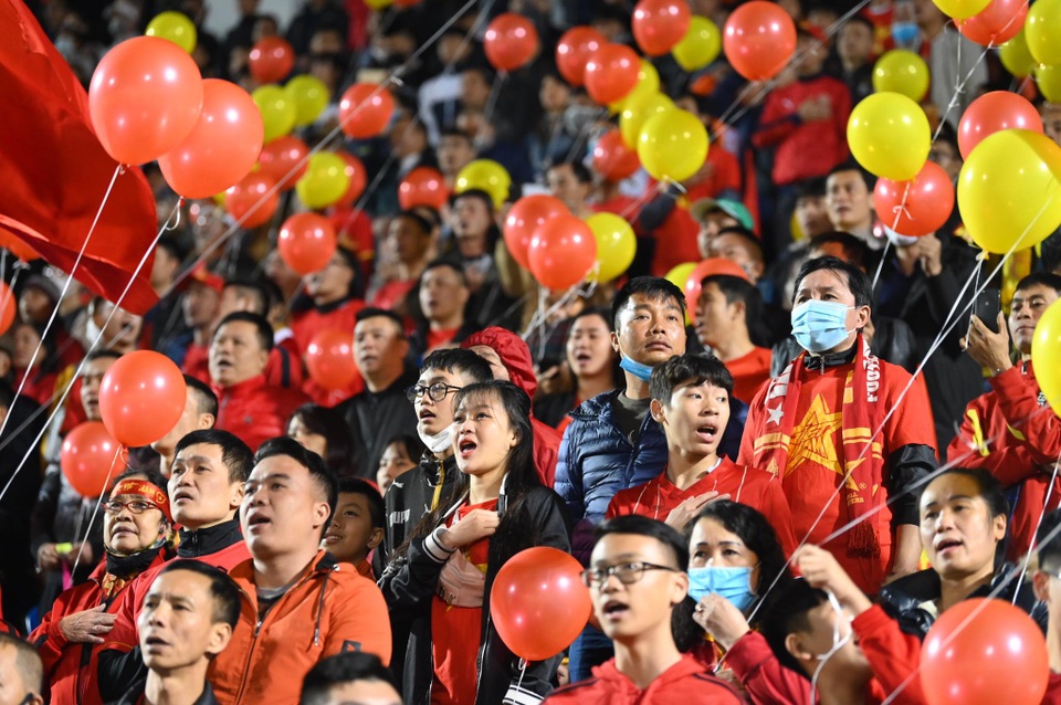 Cổ động viên phủ đỏ khán đài trong trận đấu của tuyển Việt Nam - 4