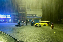 Mưa trắng trời, người dân Đà Nẵng chật vật lội nước về nhà