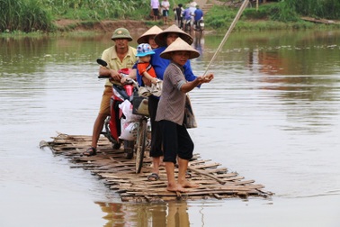 Gồng mình, nín thở bám dây thừng qua sông
