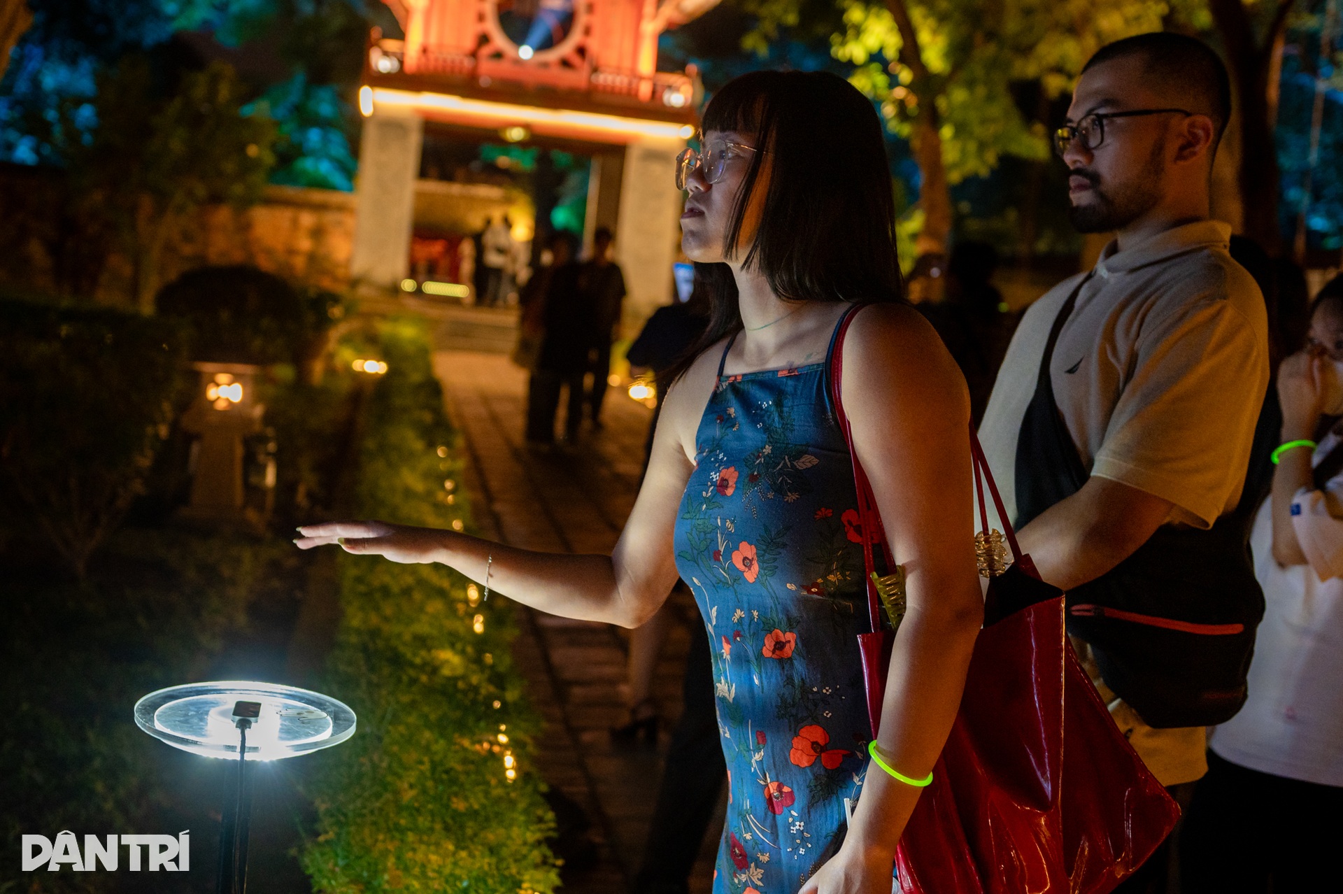 Người dân xếp hàng kín sân Văn Miếu xem trình chiếu 3D trong tour đêm - 6 Người dân xếp hàng kín sân Văn Miếu xem trình chiếu 3D trong tour đêm - 6