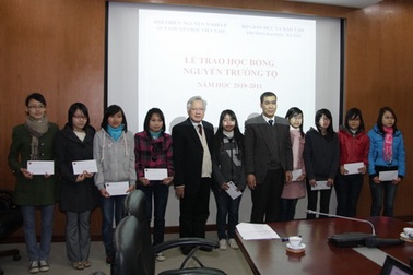 Trao tặng 10 suất “Học bổng Nguyễn Trường Tộ” tới các sinh viên ĐH Hà Nội