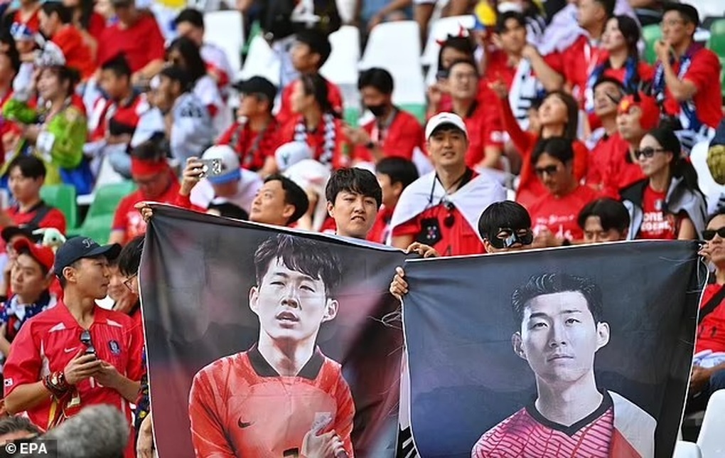 Mặt nạ của Son Heung Min gây sốt với cổ động viên Hàn Quốc - 3 Mặt nạ của Son Heung Min gây sốt với cổ động viên Hàn Quốc - 3