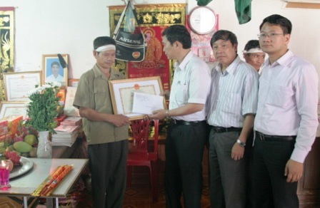 Truy tặng Bằng khen cho "anh hùng trẻ tuổi" Nguyễn Văn Nam